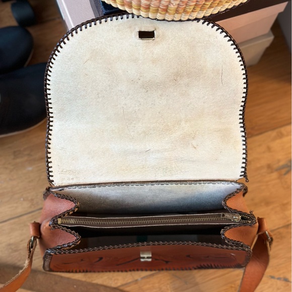 Beautiful Vintage 70s-ish Hand Tooled Leather Purse - Picture 6 of 12